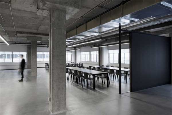 黑白极简风格的SSENSE办公空间设计4