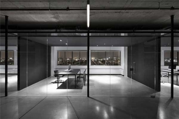 黑白极简风格的SSENSE办公空间设计3