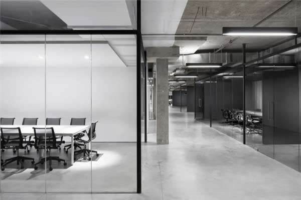 黑白极简风格的SSENSE办公空间设计10